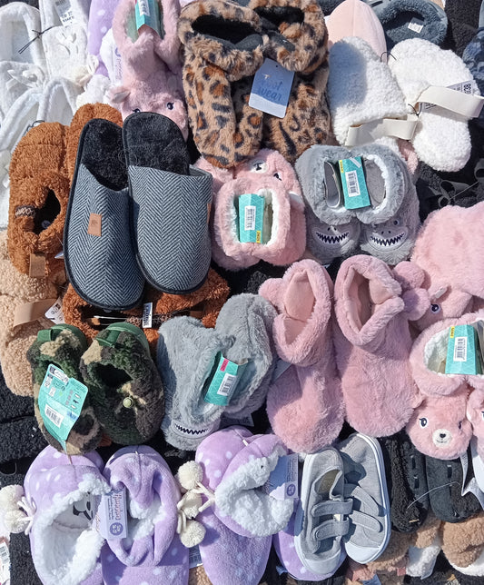 265 Paires de Chaussons et chaussures Homme / Femme / Enfant