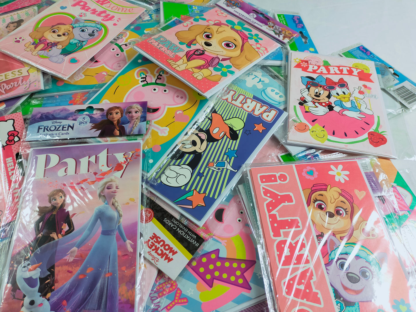 Lot de 100 Paquets Cartes + enveloppes d’invitation Disney ( 0,20 cts / paquet )