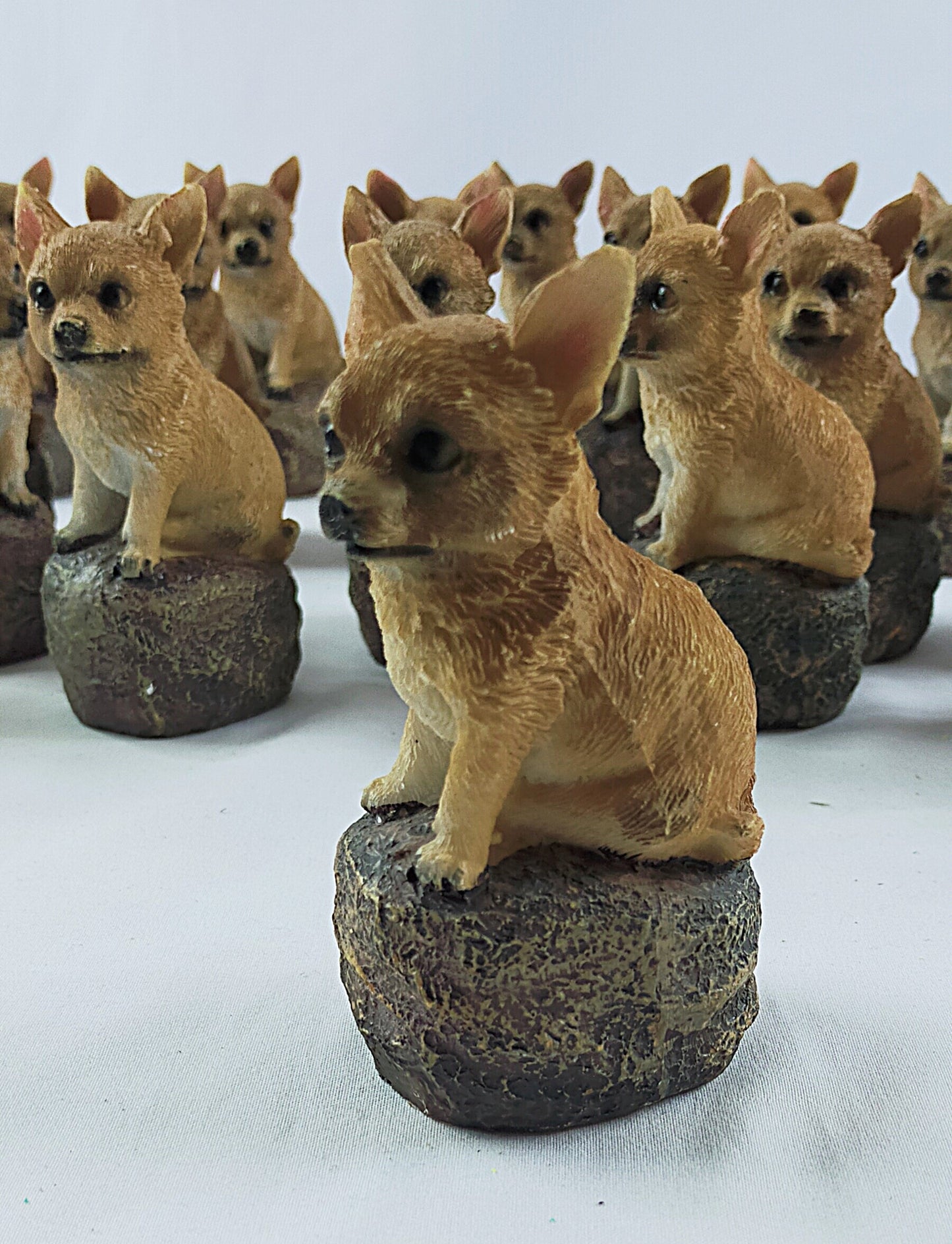 Lot de 27 statues chien sur un rocher ( 0.50 cts / pcs )