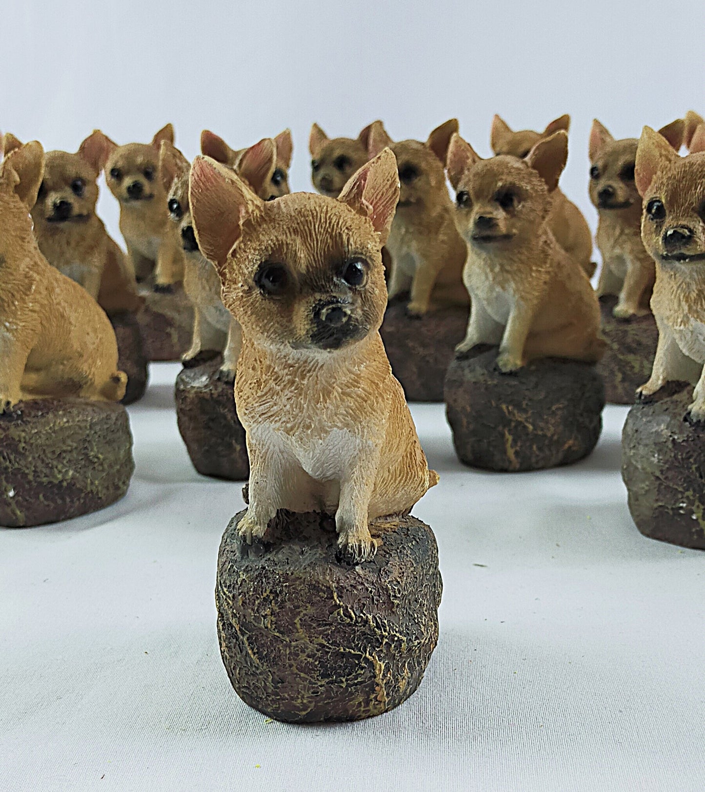 Lot de 27 statues chien sur un rocher ( 0.50 cts / pcs )