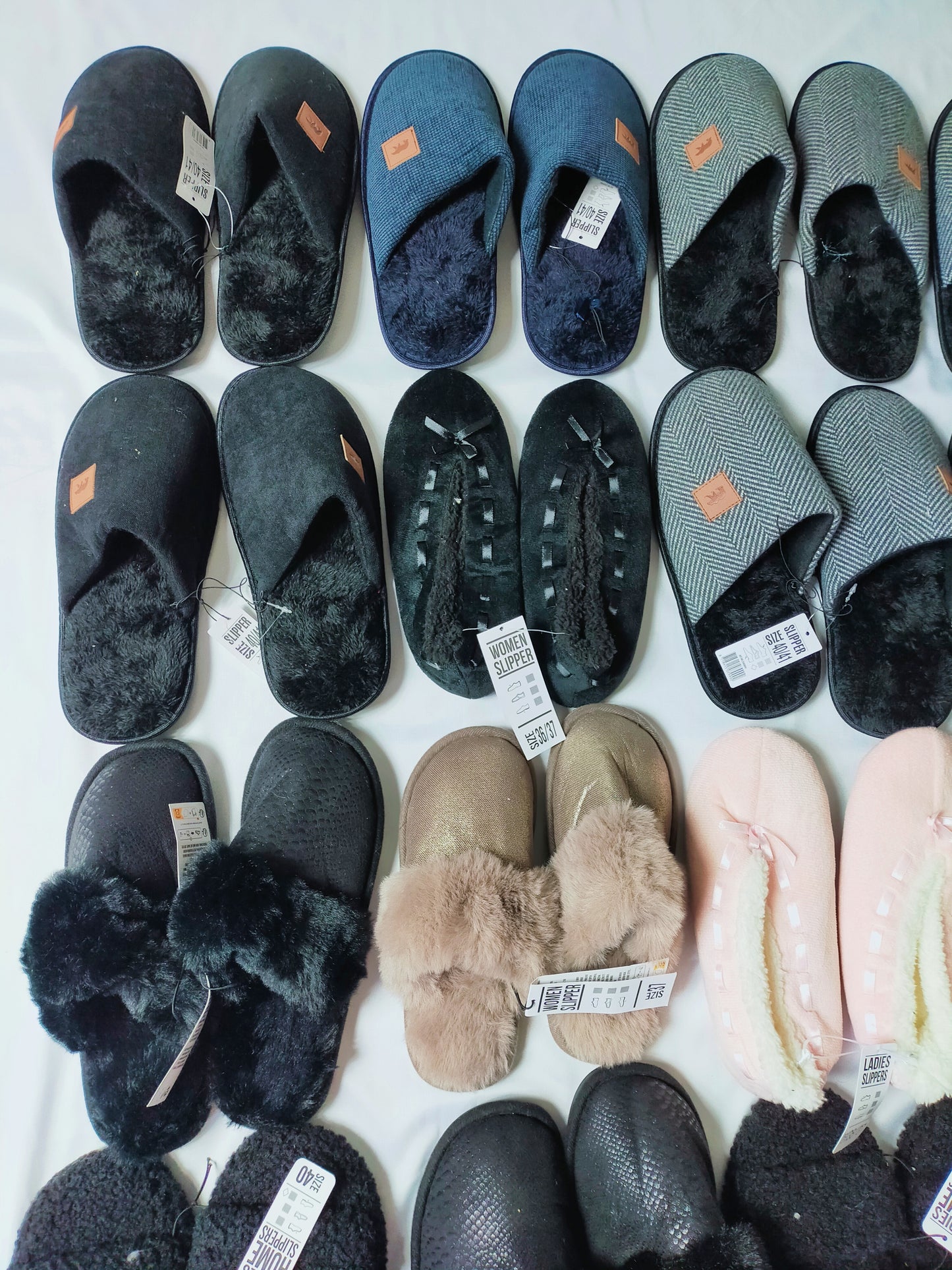 Lot de 17 Paires de chaussons femme et homme