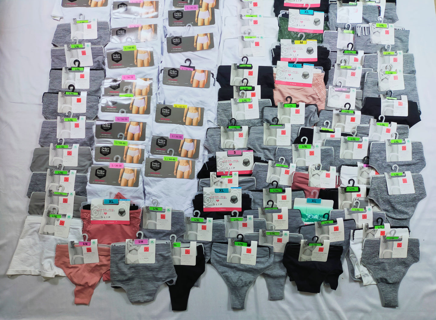Lot de 161 Sous vêtements femme String / Slip / Culotte / Boxer