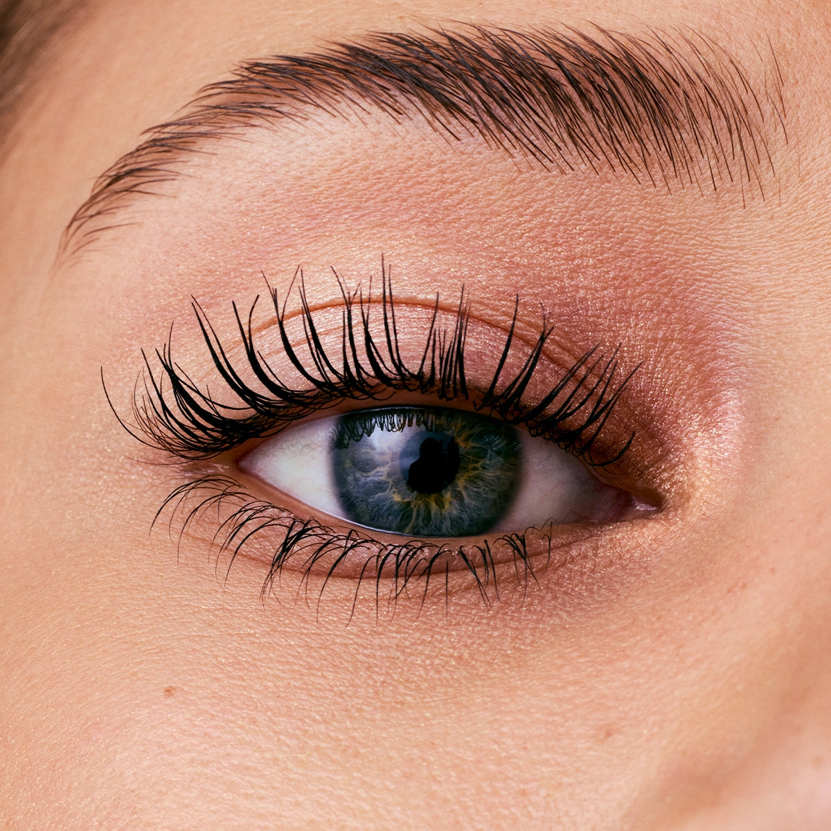 Mascara Volume On Demand 101 on black Manhattan