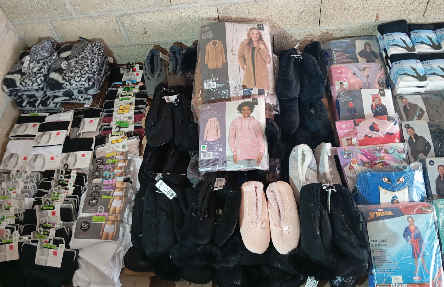 Lot de 390 Vêtements chausson Homme / femme / enfant