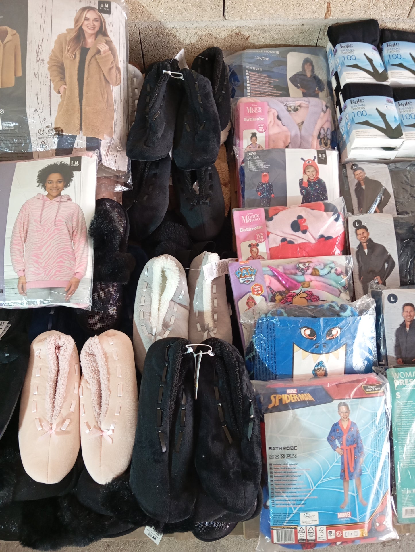 Lot de 390 Vêtements chausson Homme / femme / enfant