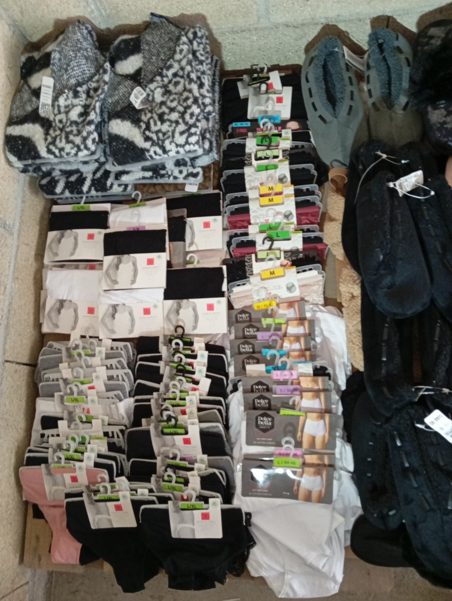 Lot de 390 Vêtements chausson Homme / femme / enfant