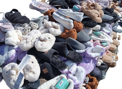 265 Paires de Chaussons et chaussures Homme / Femme / Enfant