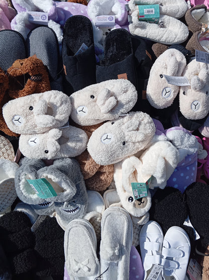 265 Paires de Chaussons et chaussures Homme / Femme / Enfant