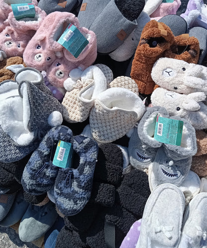 265 Paires de Chaussons et chaussures Homme / Femme / Enfant
