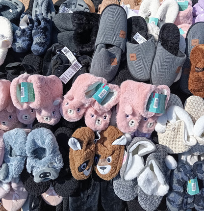 265 Paires de Chaussons et chaussures Homme / Femme / Enfant