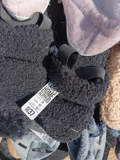 265 Paires de Chaussons et chaussures Homme / Femme / Enfant