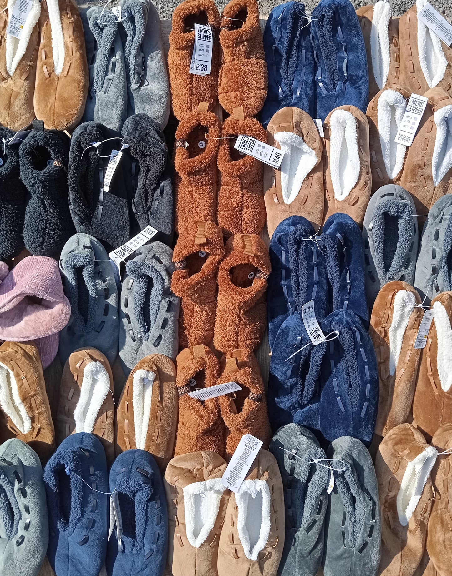 265 Paires de Chaussons et chaussures Homme / Femme / Enfant