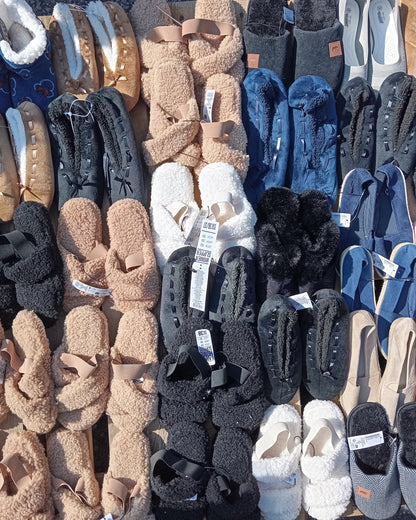 265 Paires de Chaussons et chaussures Homme / Femme / Enfant