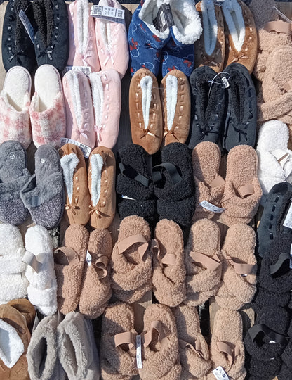 265 Paires de Chaussons et chaussures Homme / Femme / Enfant