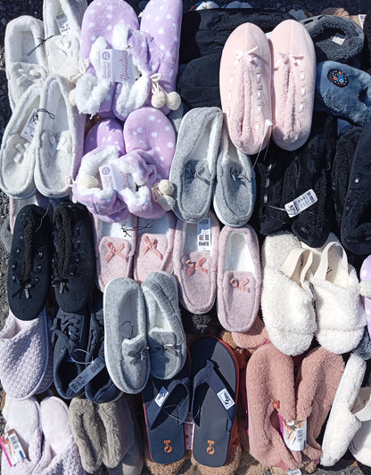 265 Paires de Chaussons et chaussures Homme / Femme / Enfant