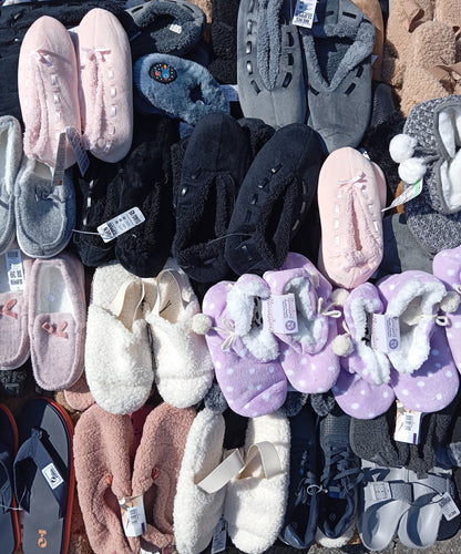 265 Paires de Chaussons et chaussures Homme / Femme / Enfant