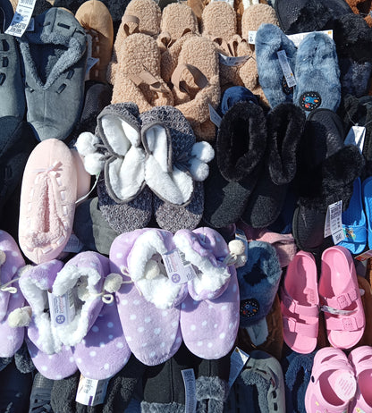 265 Paires de Chaussons et chaussures Homme / Femme / Enfant