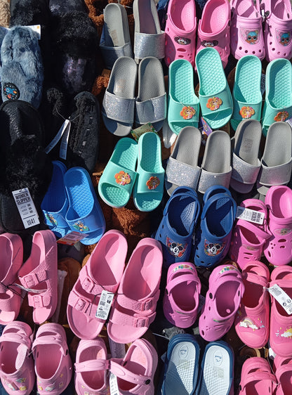 265 Paires de Chaussons et chaussures Homme / Femme / Enfant