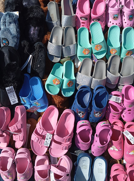 265 Paires de Chaussons et chaussures Homme / Femme / Enfant