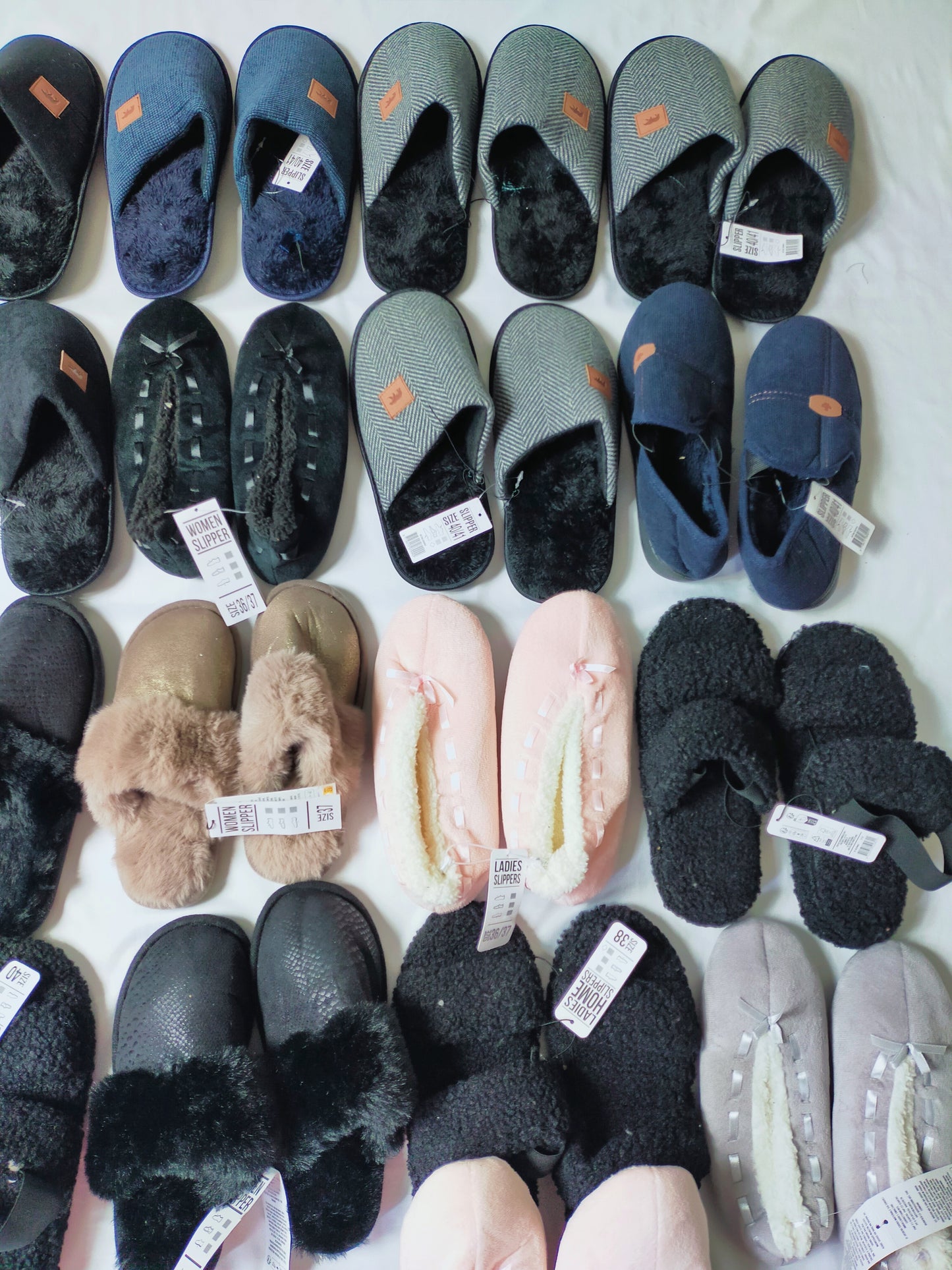 Lot de 17 Paires de chaussons femme et homme