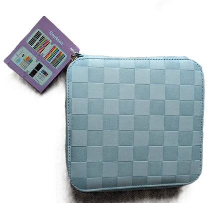 Coffret en cuir bleu pour dessinateur futé remplie de crayons, feutre, règle...