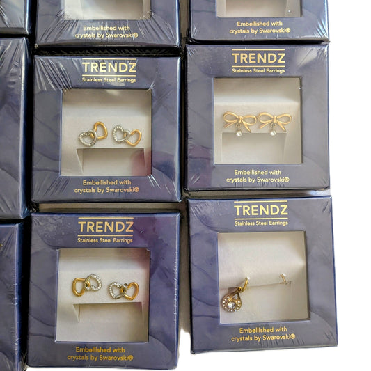 12 Coffrets Boucles oreilles et colliers plaqué or et cristaux Swarovski