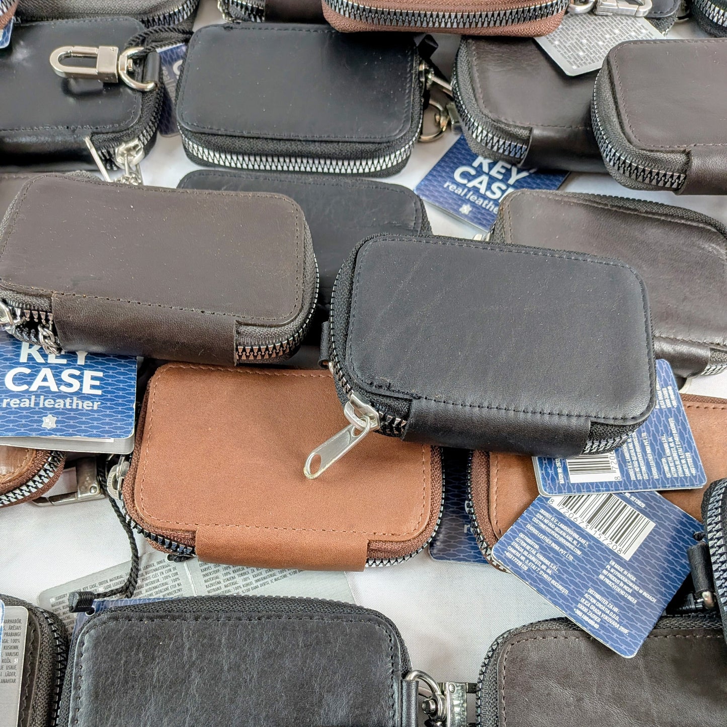 42 Pochettes / Portes-clés / Portes Monnaies en cuir de vache