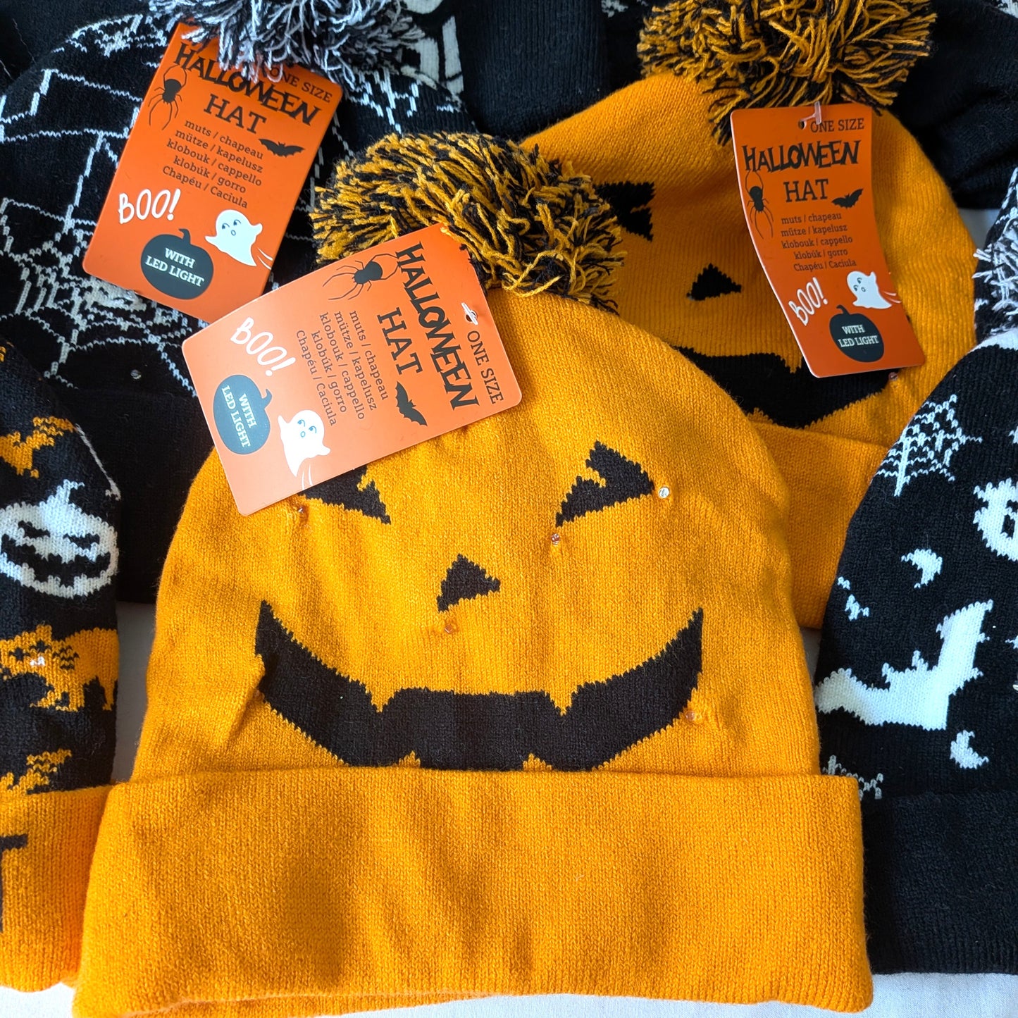 29 Bonnets épais lumineux à LED avec pompon Halloween  T.U