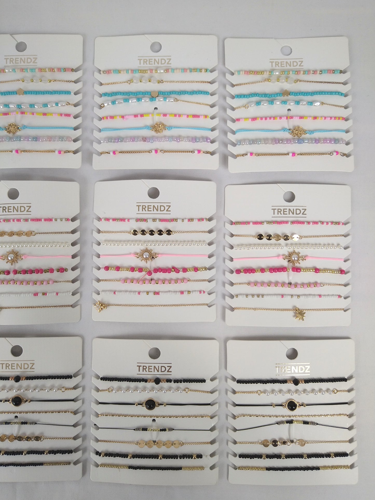 Lot de 18 paquets de 8 bracelets bijoux ( 0.75 euro / pcs )