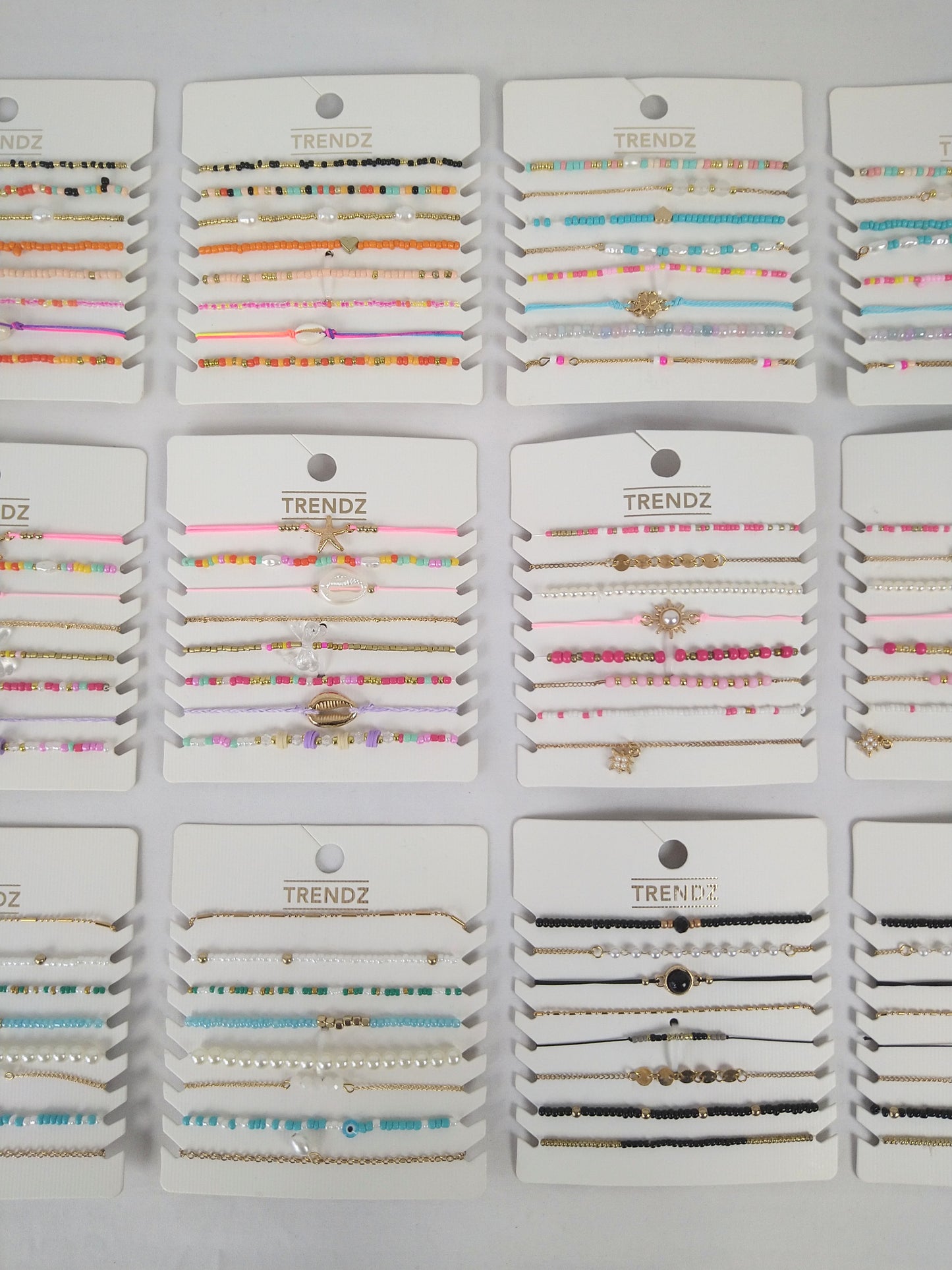 Lot de 18 paquets de 8 bracelets bijoux ( 0.75 euro / pcs )