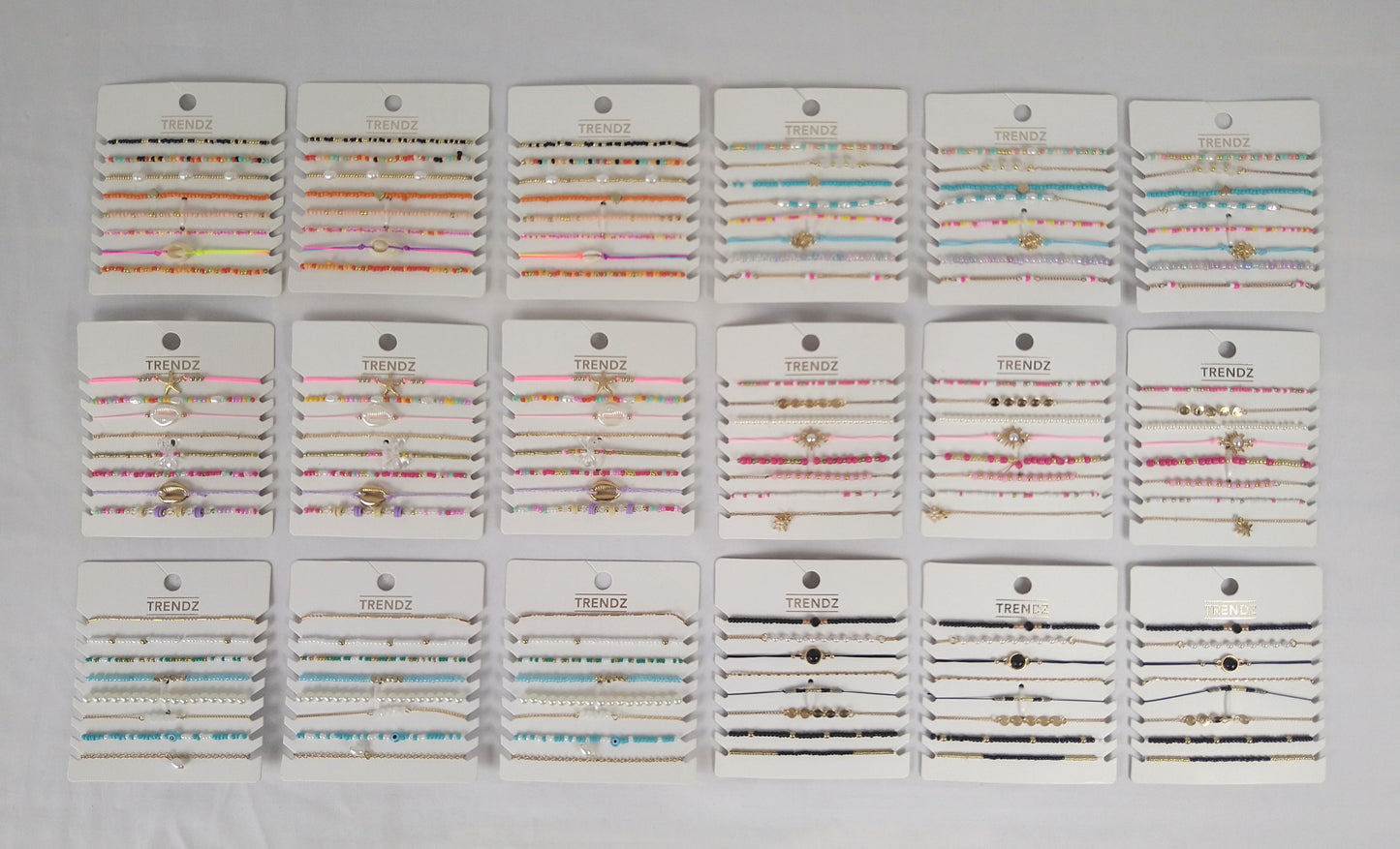 Lot de 18 paquets de 8 bracelets bijoux ( 0.75 euro / pcs )