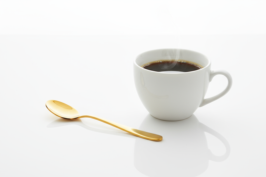 cuilliere a cafe dore avec tasse