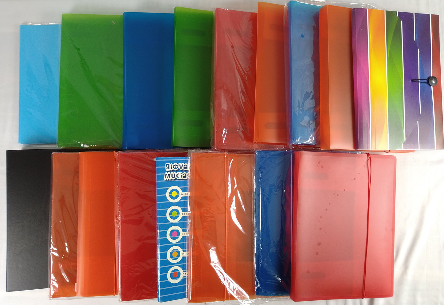 Lot de 17 pochettes à rabat avec élastique différents modèles ( 0.47 e /pcs )